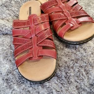 Clarks red sandals NEW 9.5 NARROW.